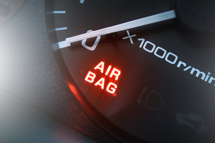 ¿Por qué se enciende la luz del airbag en tu auto y qué debes hacer al respecto?