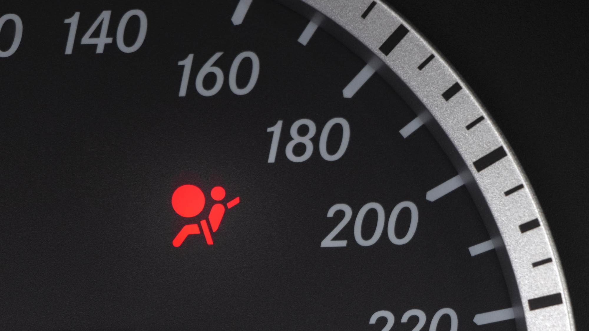¿Por qué se enciende la luz del airbag y cómo solucionarlo de forma rápida y segura?