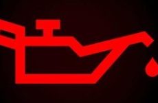 ¿Qué significa la luz roja que titila en el tablero del auto apagado?
